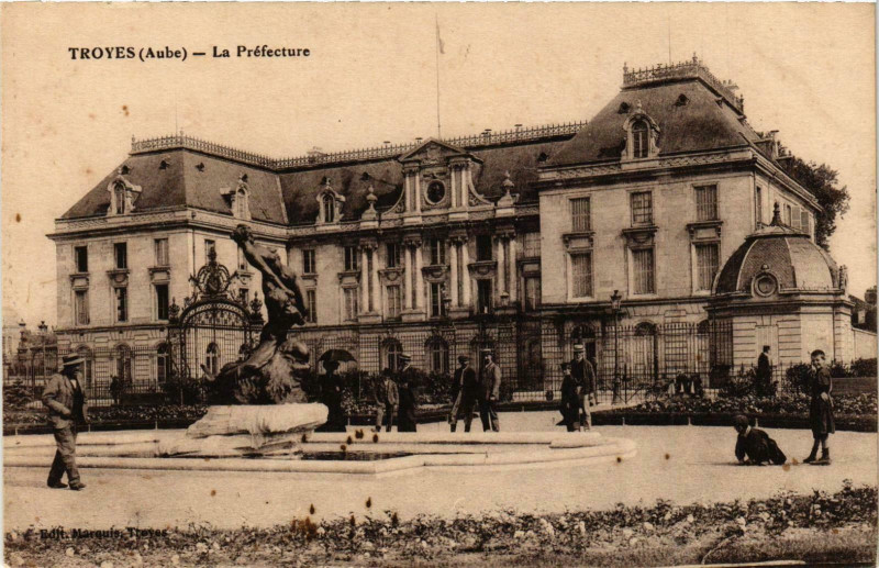 Carte postale ancienne Troyes- La Prefecture France à Troyes