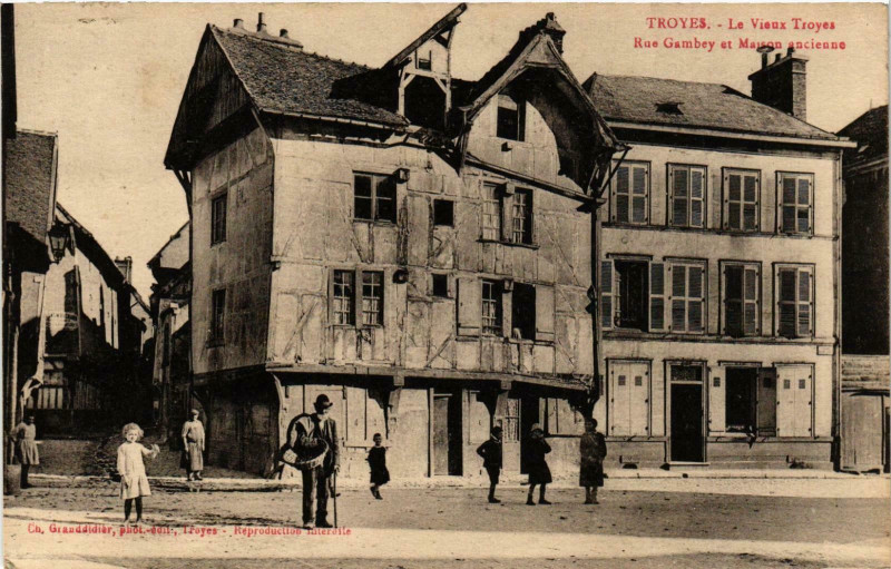 Carte postale ancienne Troyes- Rue Gambey et Maison ancienne France à Troyes