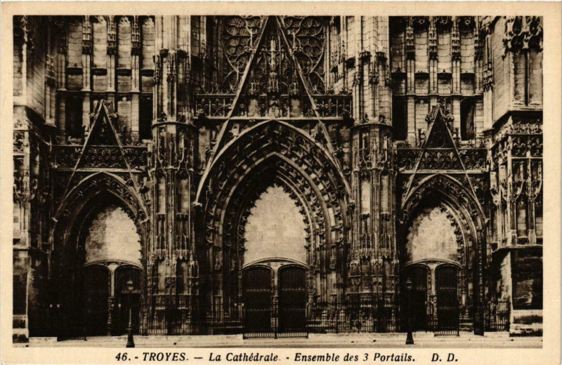 Carte postale ancienne Troyes- Cathedrale , Ensemble des 3 Portails France à Troyes