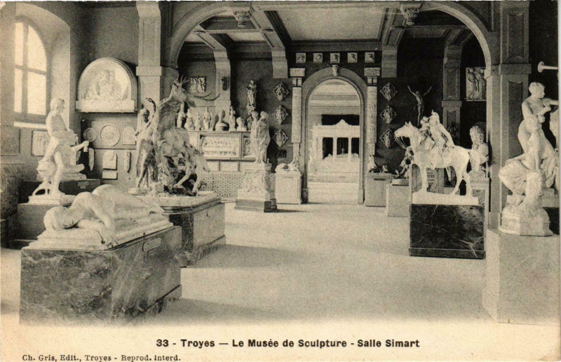 Carte postale ancienne Troyes- Le Musee de Sculpture, Salle Simart France à Troyes