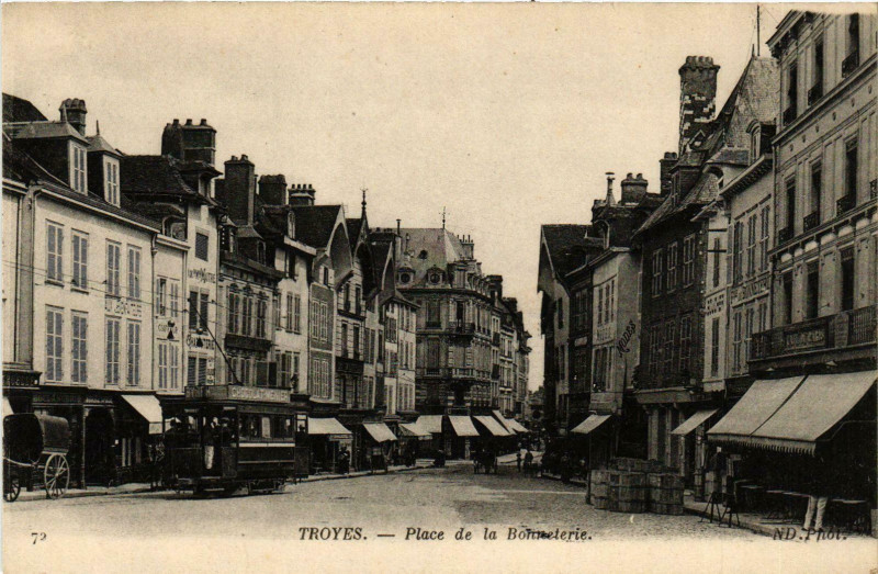 Carte postale ancienne Troyes- Place de la Bonneterie France à Troyes