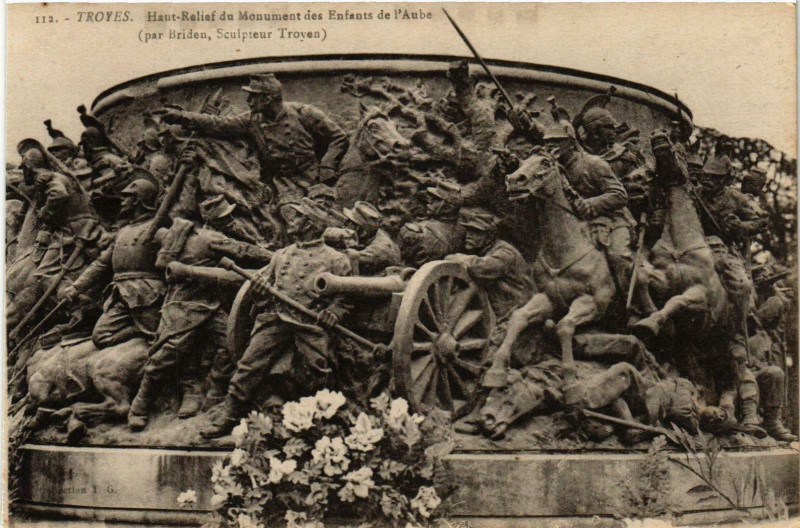 Carte postale ancienne Troyes- Haut Relief du Monument des Enfants de l'Aube France à Troyes