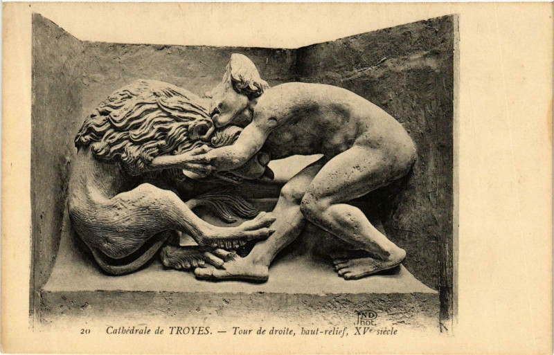 Carte postale ancienne Troyes- Cathedrale , Tour de droite; haut relief France à Troyes
