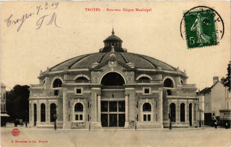 Carte postale ancienne Troyes- Nouveau Cirque France à Troyes
