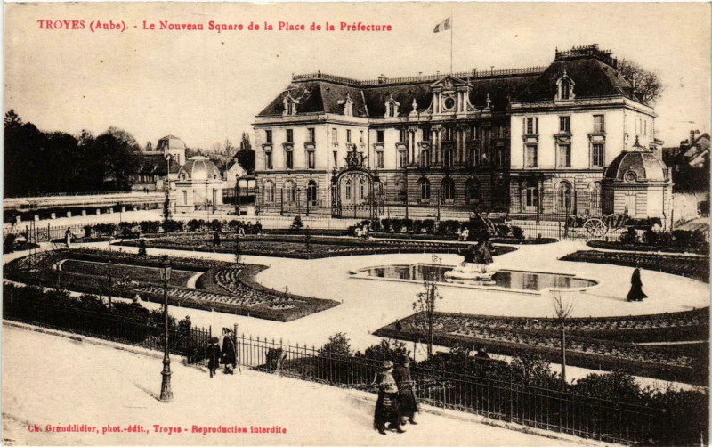 Carte postale ancienne Troyes- Le Nouveau Square de la Place de la Prefecture France à Troyes