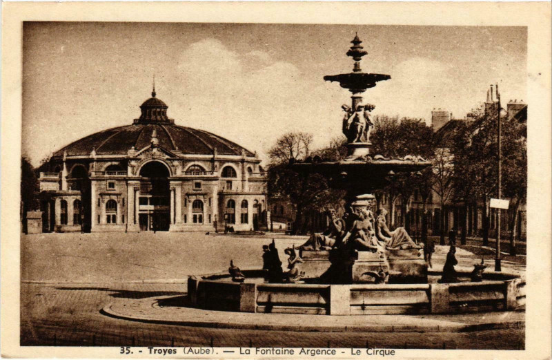 Carte postale ancienne Troyes- Fontaine Argence , Le Cirque France à Troyes