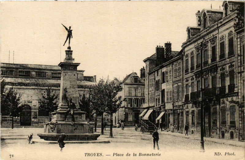 Carte postale ancienne Troyes- Place de la Bonneterie France à Troyes