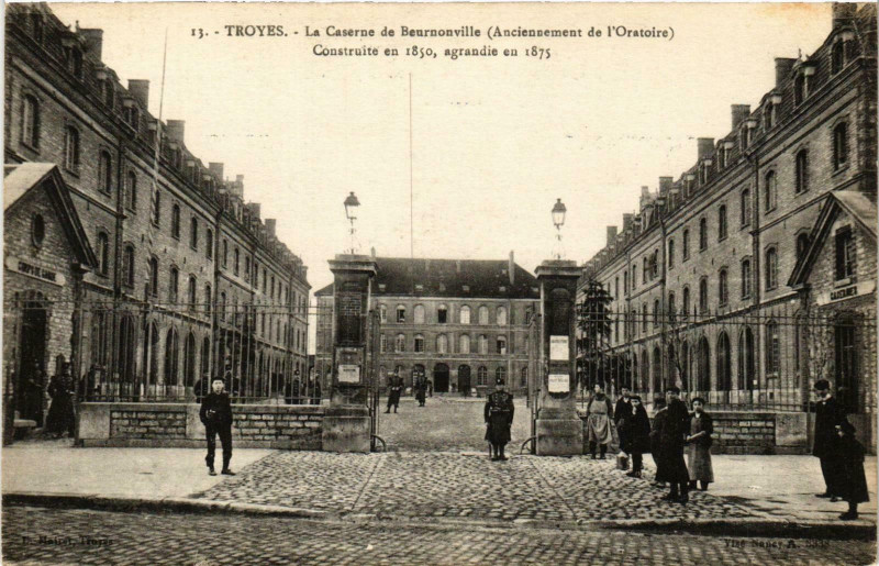 Carte postale ancienne Troyes- La Caserne de Beurnonville France à Troyes