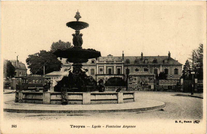 Carte postale ancienne Troyes- Lycee, Fontaine Argence France à Troyes