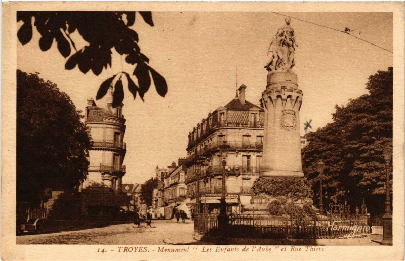 Carte postale ancienne Troyes- Monument des Enfants de l'Aube et Rue Thiers France à Troyes