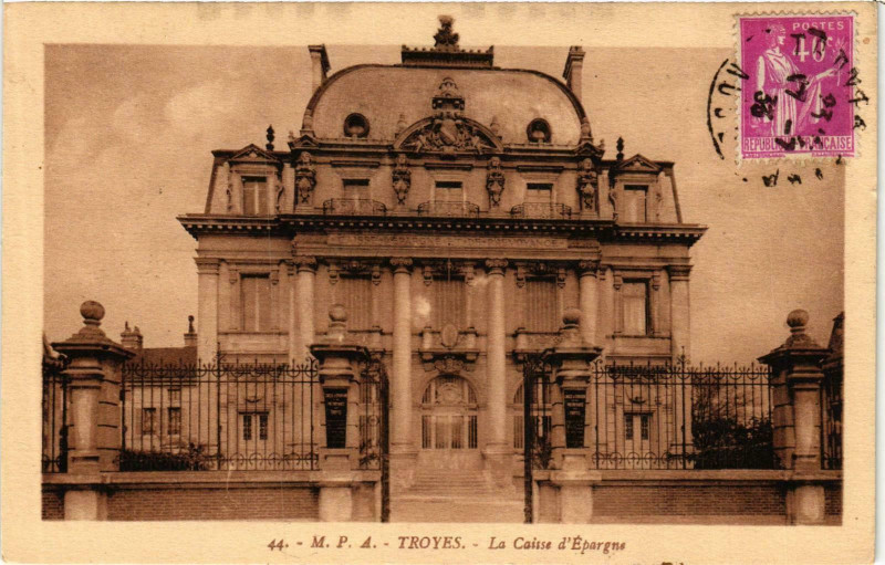 Carte postale ancienne Troyes- La Caisse d'Epargne France à Troyes