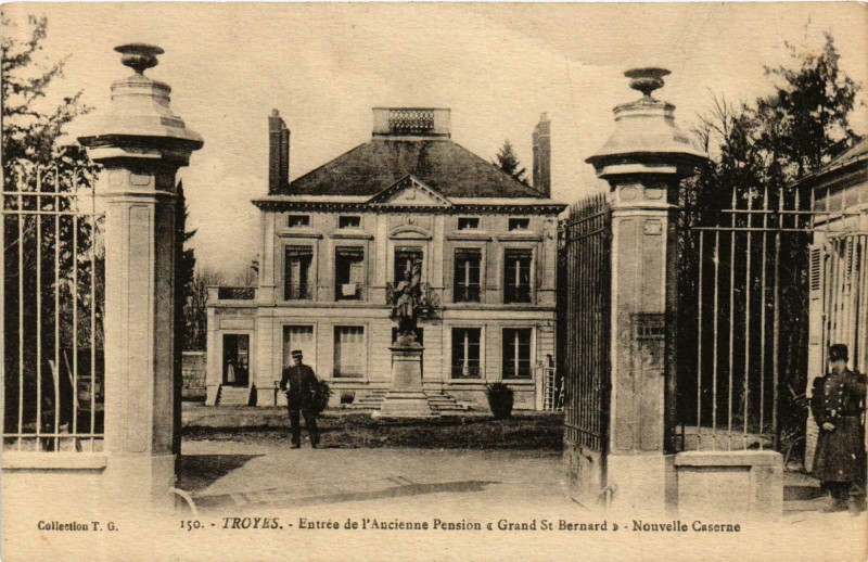 Carte postale ancienne Troyes- Entree de l'Ancienne Pension GrandSaint-Bernard France à Troyes