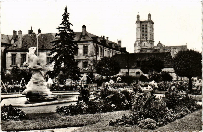 Carte postale ancienne Troyes- Jardin de la Prefecture,Cathedrale,Hotel Dieu France à Troyes