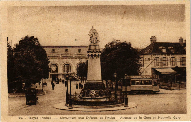 Carte postale ancienne Troyes- Monument des Enfants de l'Aube France à Troyes