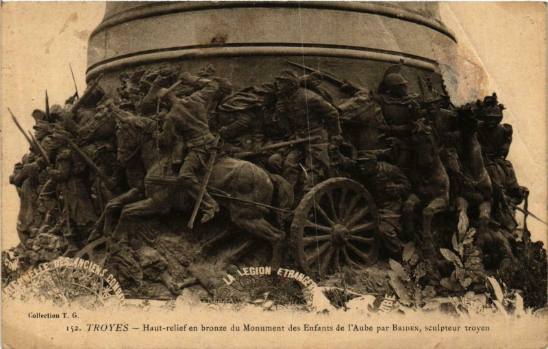 Carte postale ancienne Troyes- Monument des Enfants de l'Aube ,Haut relief brone France à Troyes