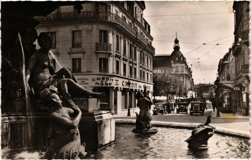 Carte postale ancienne Troyes- Fontaine Argence et Rue de la Republique France à Troyes