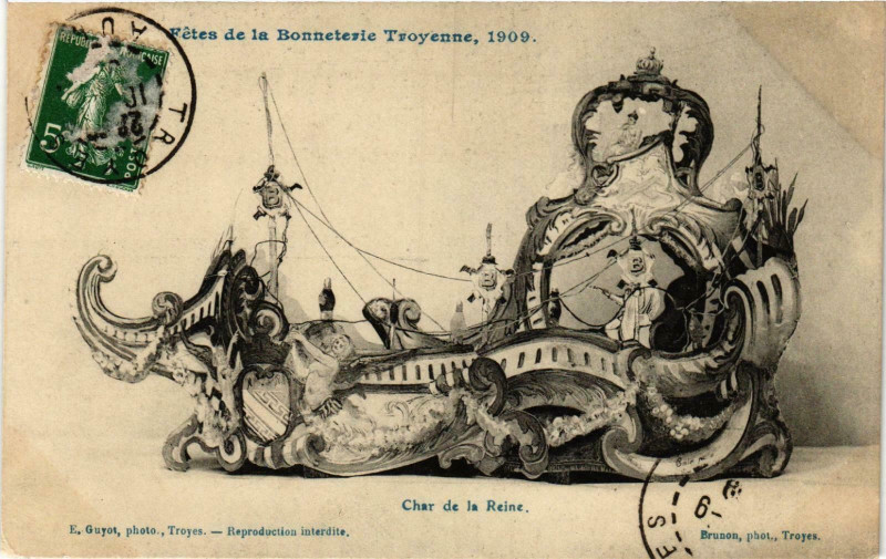 Carte postale ancienne Troyes- Char de la Reine France à Troyes