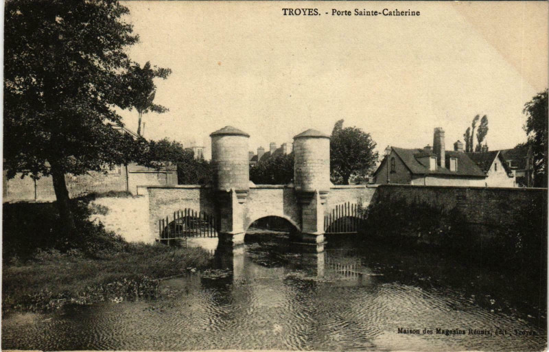 Carte postale ancienne Troyes- Porte Sainte Catherine France à Troyes