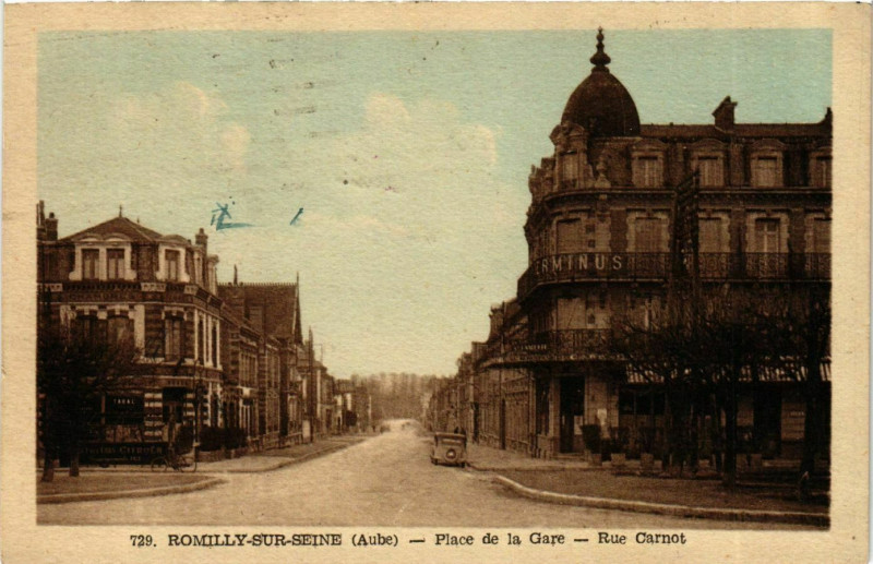 Carte postale ancienne Romilly-sur-Seine Place de la Gare - Rue Carnot à Romilly-sur-Seine