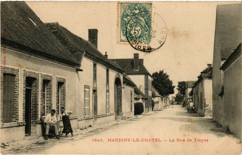 Carte postale ancienne Marigny-le-Chatel Rue de Troyes à Marigny-le-Châtel