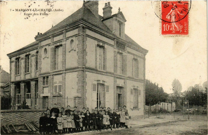 Carte postale ancienne Marigny-le-Chatel Ecole des Filles à Marigny-le-Châtel