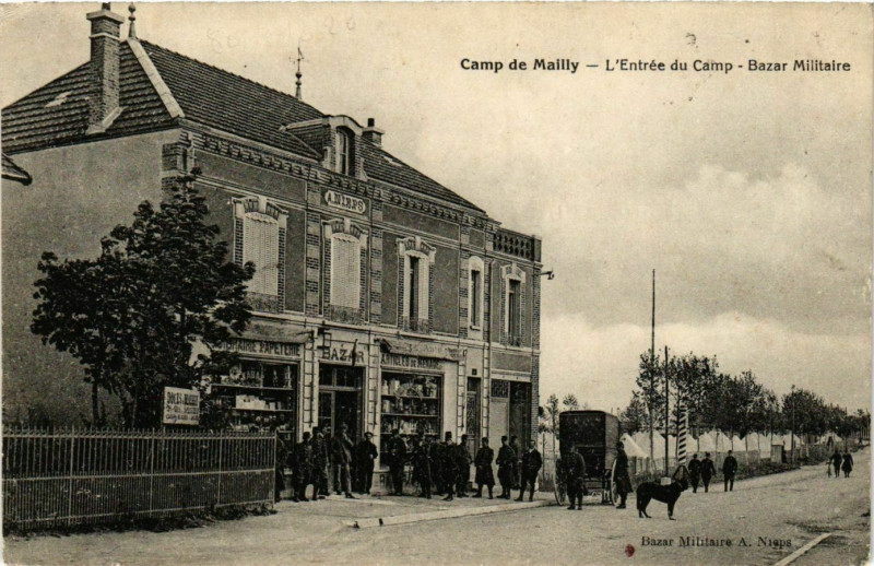 Carte postale ancienne Camp-de-Mailly Entrée du Camp, Bazar Militaire