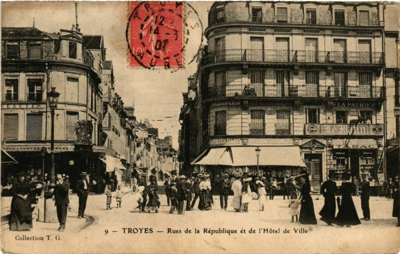 Carte postale ancienne Troyes Rues de la République et de l'Hotel de Ville à Troyes
