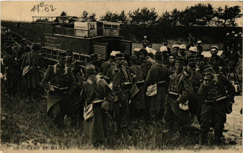 Carte postale ancienne Camp-de-Mailly Infanterie en manoeuvre