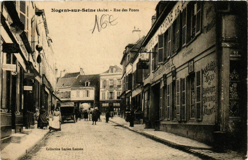 Carte postale ancienne Nogent-sur-Seine Rue des Ponts à Nogent-sur-Seine