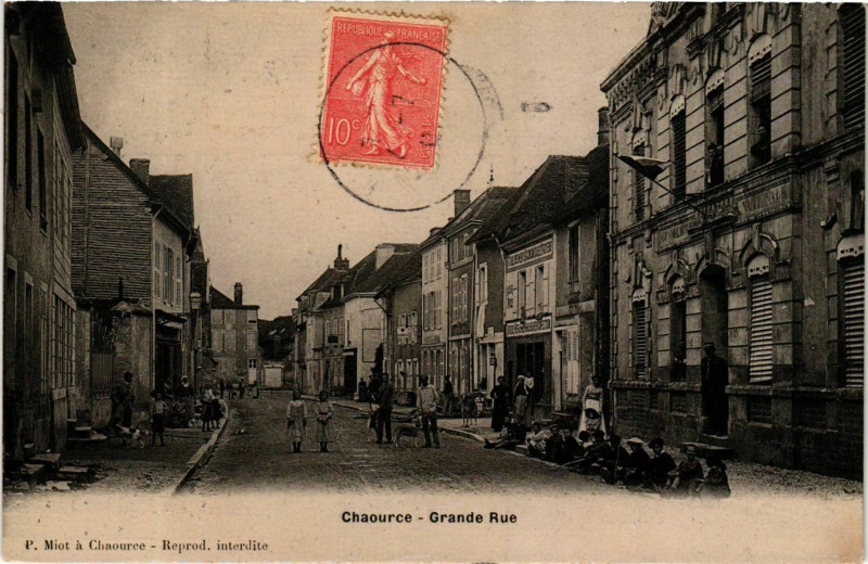 Carte postale ancienne Chaource Grande-Rue à Chaource