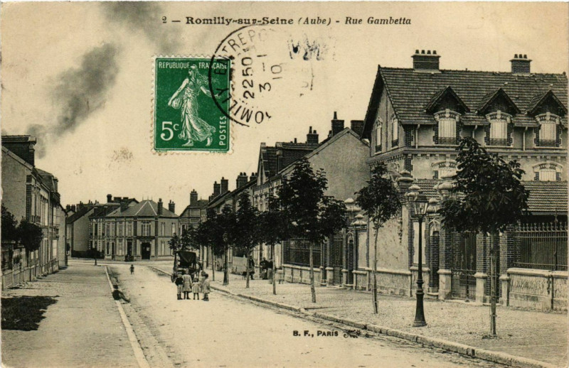 Carte postale ancienne Romilly-sur-Seine Rue Gambetta à Romilly-sur-Seine