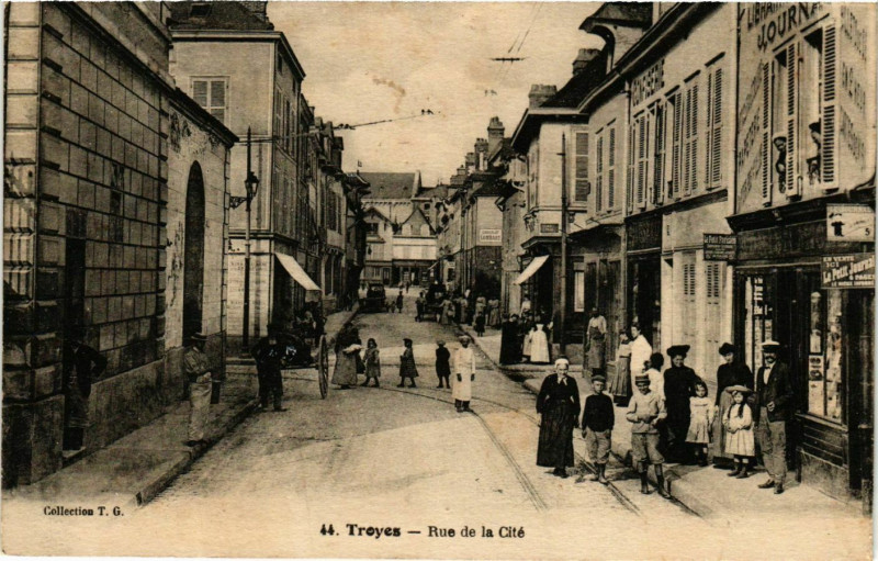 Carte postale ancienne Troyes Rue de la Cité à Troyes