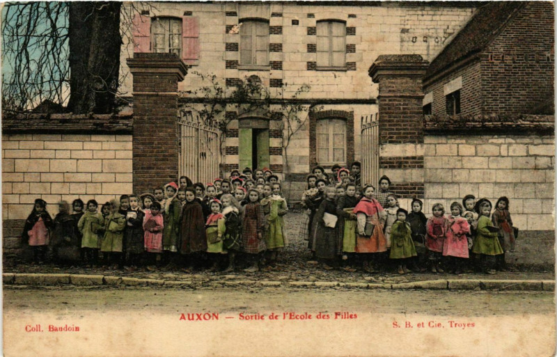 Carte postale ancienne Auxon Sortie de l'Ecole des Filles à Auxon