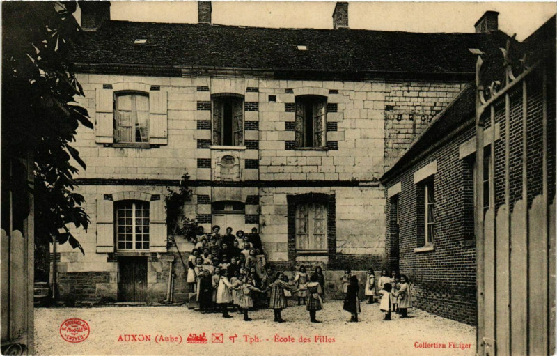 Carte postale ancienne Auxon Ecole de filles à Auxon