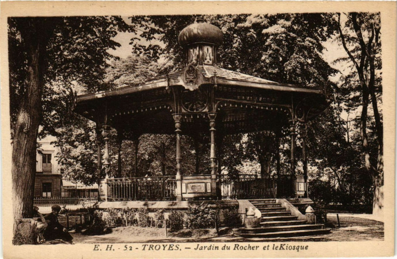 Carte postale ancienne Troyes - Jardin du Rocher et le Kiosque à Troyes