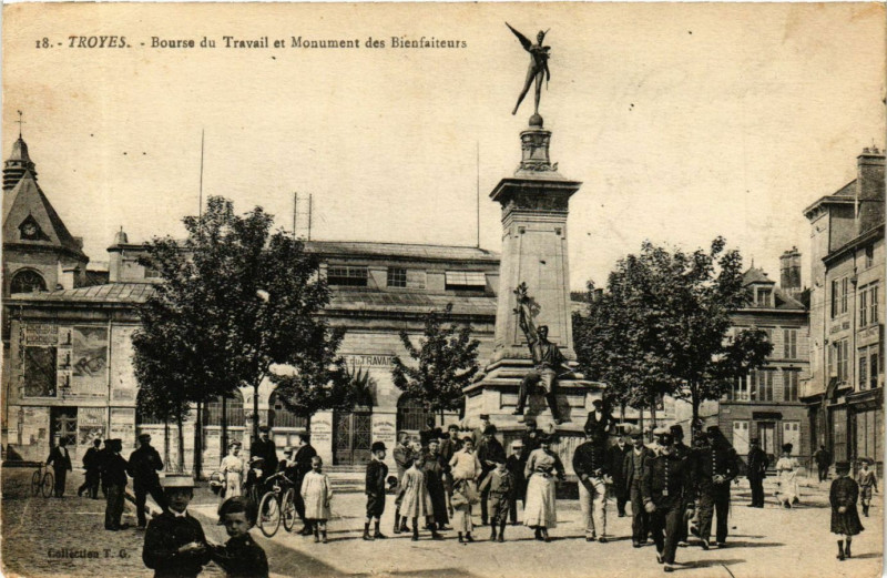 Carte postale ancienne Troyes - Bourse du Travail et Monument des Bienfaiteurs à Troyes