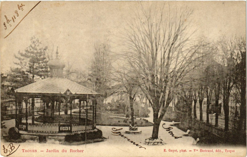 Carte postale ancienne Troyes - Jardin du Rocher à Troyes