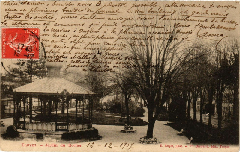 Carte postale ancienne Troyes - Jardin du Rocher à Troyes