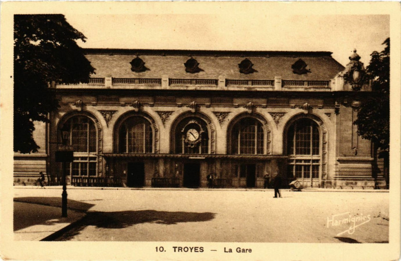 Carte postale ancienne Troyes - La Gare à Troyes