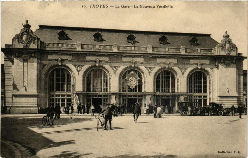 Carte postale ancienne Troyes - La Gare - Le Nouveau Vestibule à Troyes