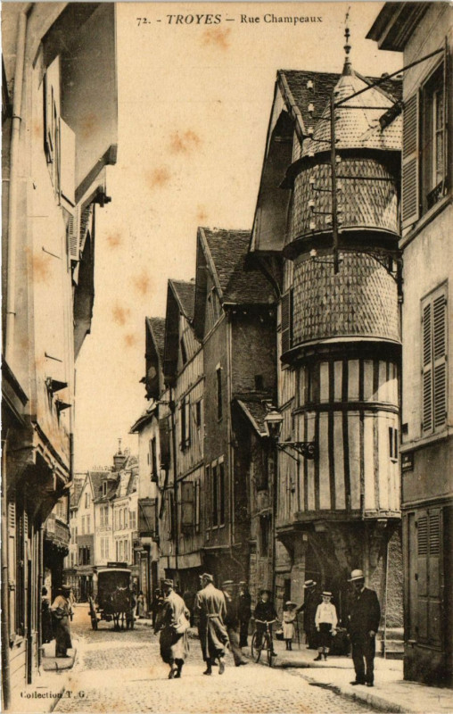 Carte postale ancienne Troyes - Rue Champeaux à Troyes