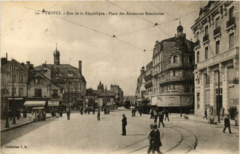 Carte postale ancienne Troyes - Rue de la République - Place des Anciennes Boucheries à Troyes