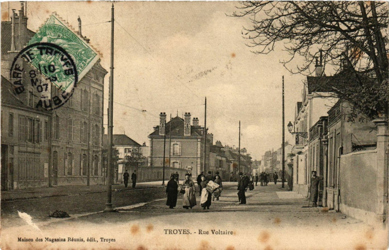Carte postale ancienne Troyes - Rue Voltaire à Troyes