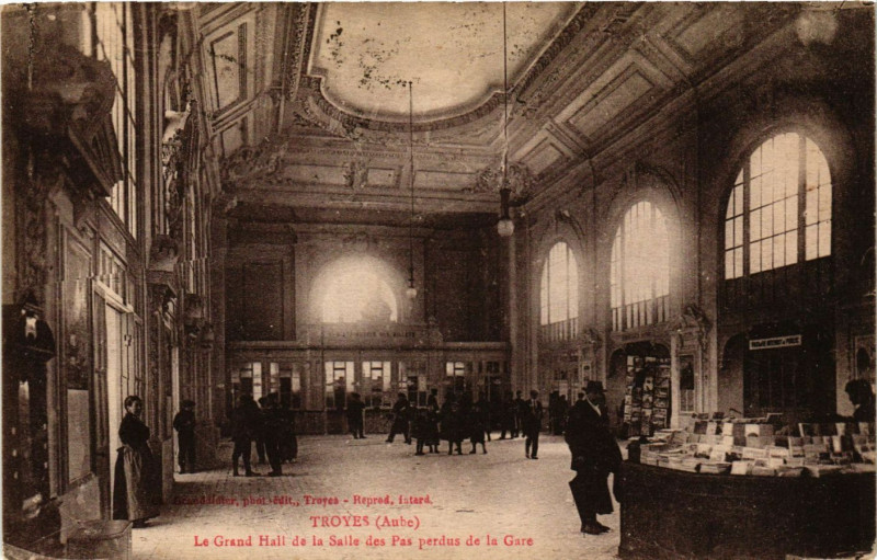 Carte postale ancienne Troyes - Le Grand Hall de la Salle des Pas perdus de la Gare à Troyes