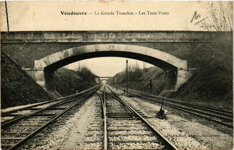 Carte postale ancienne Vendeuvre - La Grande Tranchée - Les Trois Ponts