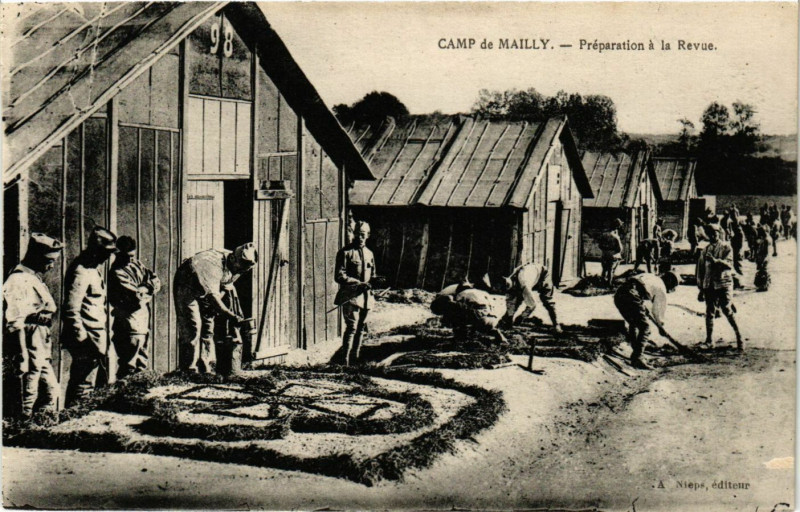 Carte postale ancienne Camp de Mailly - Préparation a la Revue