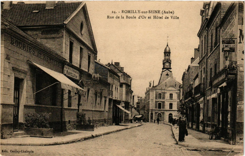 Carte postale ancienne Romilly-sur-Seine - Rue de la Boule d'Or et Hotel de Ville à Romilly-sur-Seine