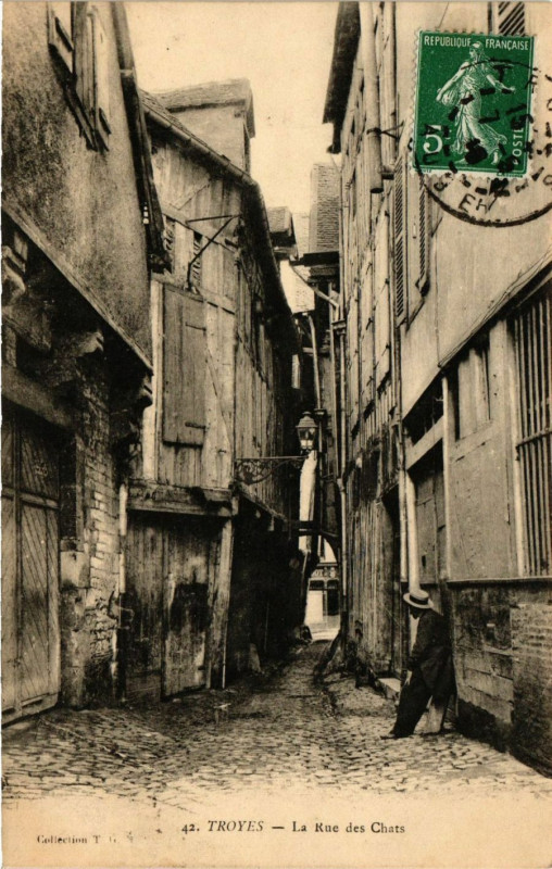 Carte postale ancienne Troyes - La Rue des Chats à Troyes