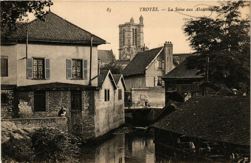 Carte postale ancienne Troyes - La Seine aux Abattoies à Troyes
