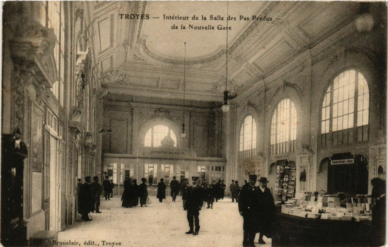 Carte postale ancienne Troyes - Intérieur de la Salle des Pas Perdus de la Nouvellee Gare à Troyes